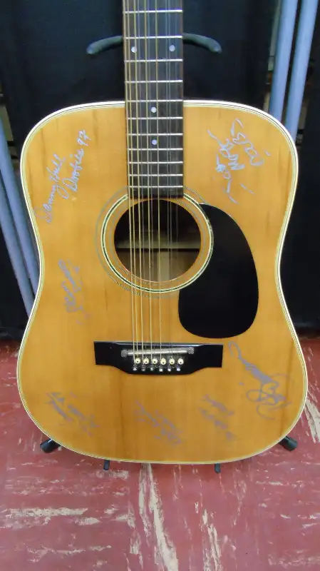 FENDER 12 STRING GUITAR AUTOGRAPHED BY THE DOOBIE BROTHERS in Guitars in Edmonton - Image 2