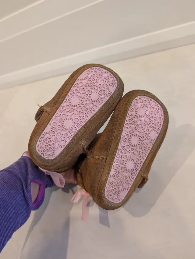 UGG Baby Jesse Bow II Size 4/5 in Clothing - 9-12 Months in Markham / York Region - Image 5