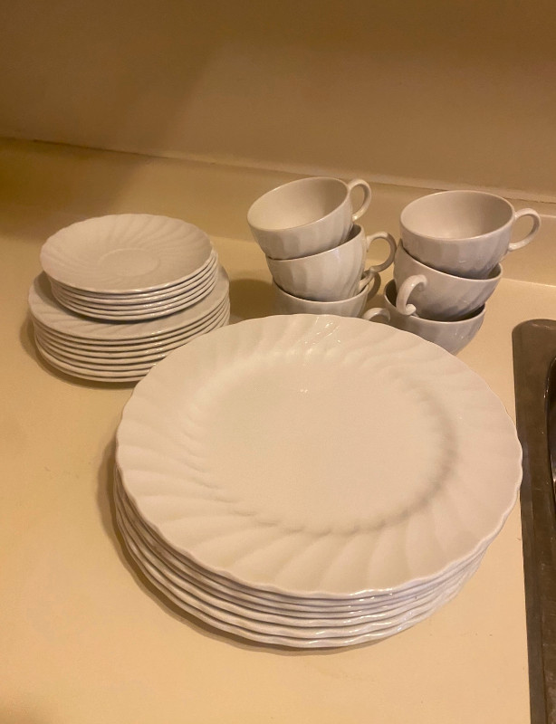 Dining set Wedgwood china set of 6 in Kitchen & Dining Wares in Mississauga / Peel Region