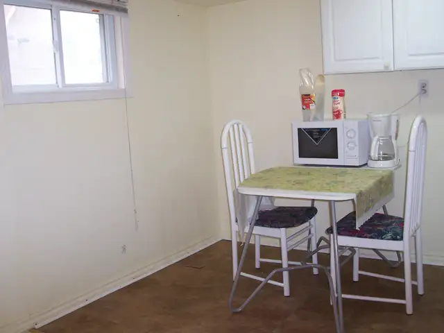 Apt by Yonge Finch Subway entrance All Inclusive, private laundr