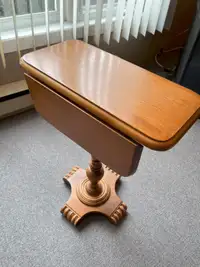 Petite table en bois (avec 2 côtés pliables)
