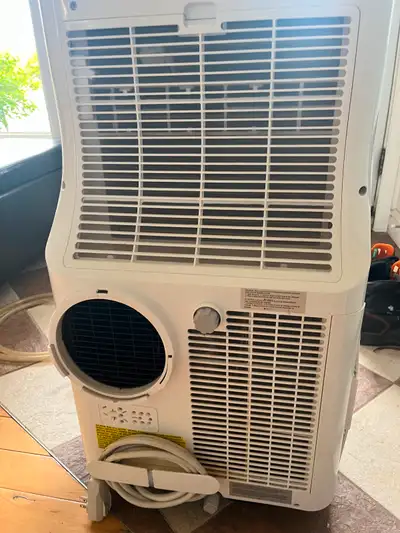 A/ C Danby 12000 BTU en très bonne condition peut aussi servir de déshumidificateur , peut etre racc...