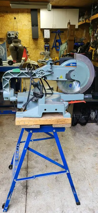 King Canada 10 " sliding Compound mitre saw. Older saw but has been a work horse, collapsible work t...