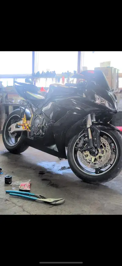 2006 CBR1000RR Fireblade She’s FAST, not great for beginners An awesome bike, runs flawlessly - all...