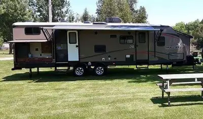 Used only a number of times, in great condition. Features: - 32 feet of spacious living area - 3 sli...
