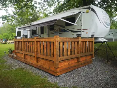 2010 Heartland Bighorn 2670RL Four season 5th wheel trailer with four slides. Located on Dog lake at...