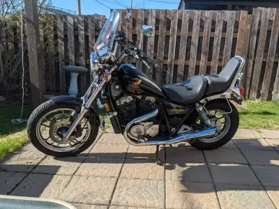 A vendre: Honda Shadow 750 1985 Noir Minuit English version follows. A vendre: Honda Shadow 750 Midn...