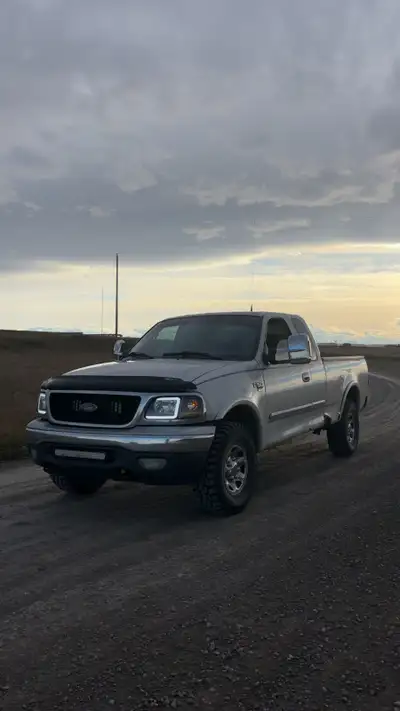 2002 ford f150 7700 heavy duty 5.4 V8 with 310,773kms Truck has been very well maintained. •7700lbs...