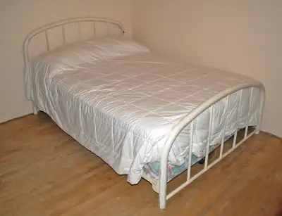 Lit : montants en métal légèrement égratignés. Matelas double + sommier (pas sur la photo) : En bonn...