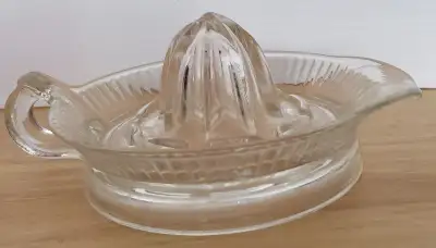 VINTAGE RETRO GLASS JUICE SQUEEZER / PRESSE-JUS EN VERRE, View more