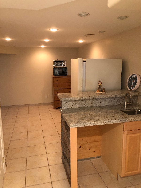 Basement Bachelor Studio Room Rentals & Roommates Windsor Region