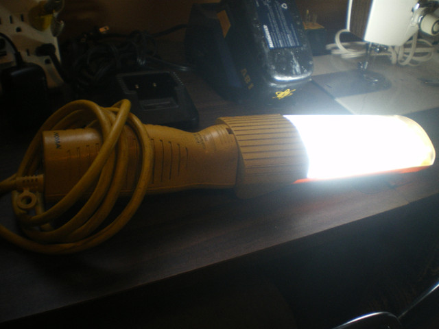 Lampe baladeuse pliable dans Outils électriques  à Drummondville