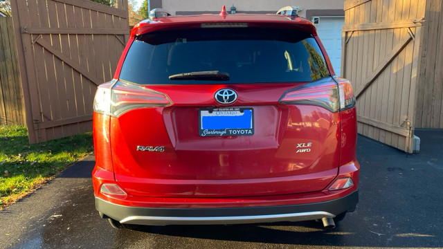 Toyota Rav 4 XLE  2017 in Cars & Trucks in Ottawa - Image 2