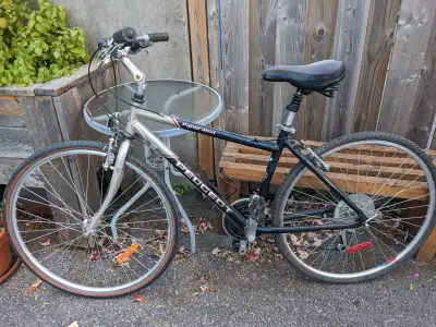 Un vélo Peugeot moderne en excellente condition. 21 vitesses, roues 700, pneus toute-condition. Le s...