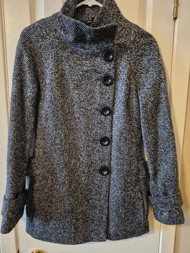Cute winter jacket in Women's - Tops & Outerwear in Mississauga / Peel Region - Image 3