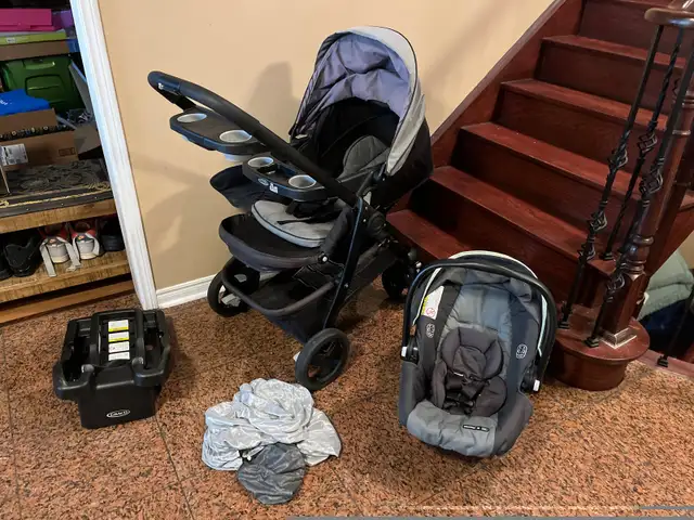 Graco stroller . Reversible seat .Car seat with base in Strollers, Carriers & Car Seats in Markham / York Region - Image 3