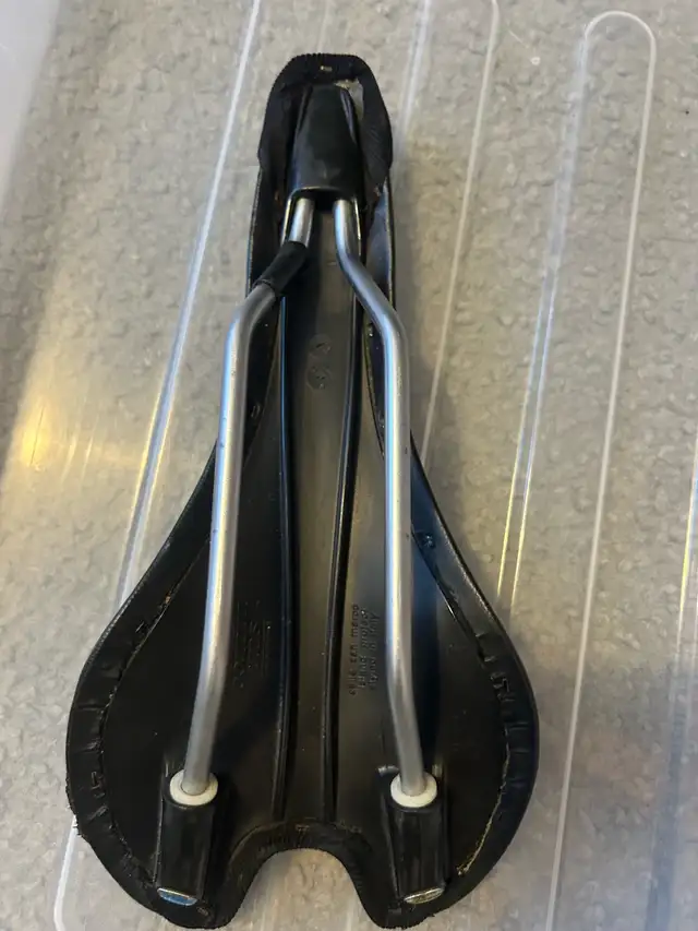 bike saddle in Road in Markham / York Region - Image 3