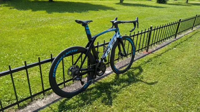 Trek Madone Slr 7 Gen 6 road bike 56 cm56 cm63006662008705121
