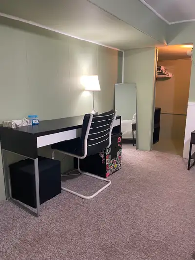 Cozy Private Queen Bedroom - Skytrain/Buses Ideal for Female Student Spacious, cozy private room wit...