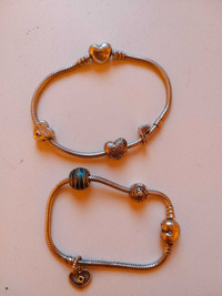 2 bracelets pandora avec breloques 