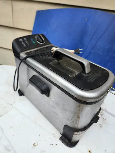 Electric fryer... with brand new fresh oil.. only fried in oil once.. FREE to someone whom needs it....