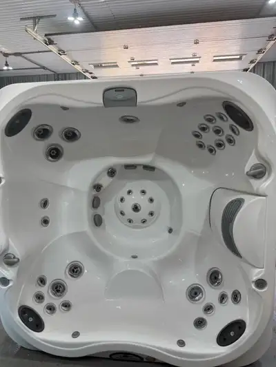 DEAL DU JOUR !!! ARRÊTEZ DE PAYÉ TROP CHER. Magnifique spa JACUZZI J-345 2018. Dimensions 84x84. 6 p...