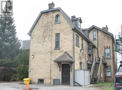 Stunning Large building with 10 offices. Ideal for medical and professional offices. -The building i...