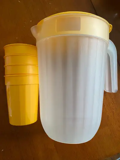 Packer Ware 2 quart pitcher with 4 tumblers. Pitcher as slot and locking lid