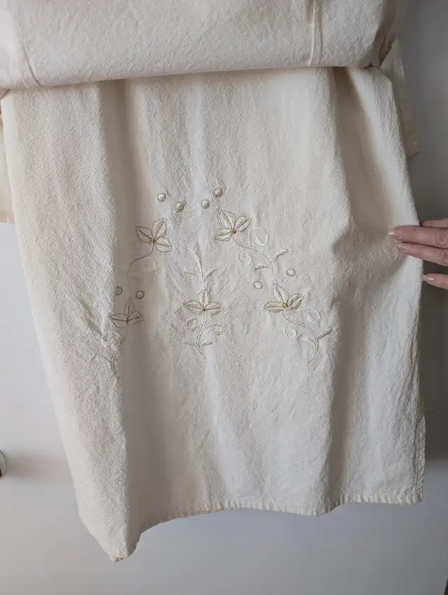 Très bel ensemble 2 pièces en manta brodé blanc crème in Women's - Dresses & Skirts in Québec City - Image 4