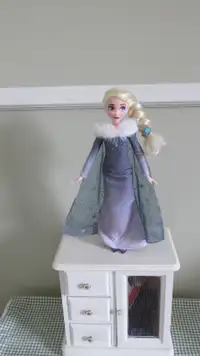 Barbie Reine des neiges Elsa qui joue We are together+casse-tête