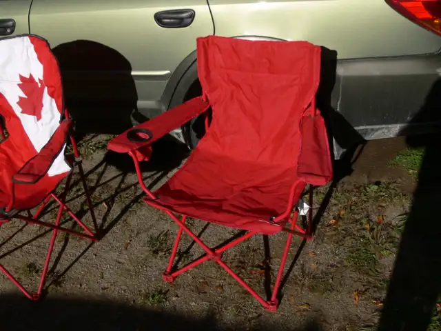 Maple Leaf Folding Arm Chair Ozark Trail Red in Fishing, Camping & Outdoors in Owen Sound - Image 4