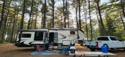 2018 Grand Design Reflection 337RLS 35' 6" Fifth Wheel. 3 Slide Outs, 2 Awnings. Dry Weight 10,570 l...