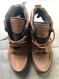 ECCO brand new mens track boots