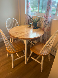 Kitchen Table w Four Chairs