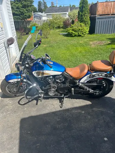 Moto en parfait conditions 4000 km Un seul propriétaire Contactez Laurent Héroux au 819-825-0570
