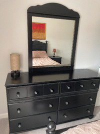 Pristine bedroom set with single bed
