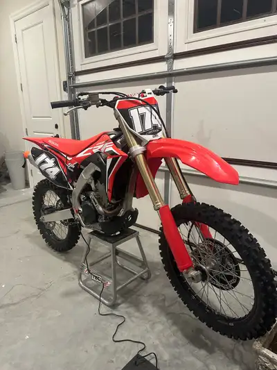 2020 Honda CRF 250r. Oil change every 5hr. Has around 25hr never had time to ride. I have ownership...