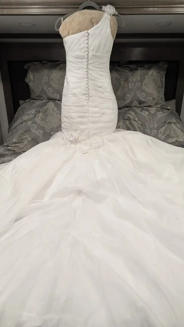 One-Shoulder White Mermaid Wedding Dress in Wedding in Lethbridge - Image 5