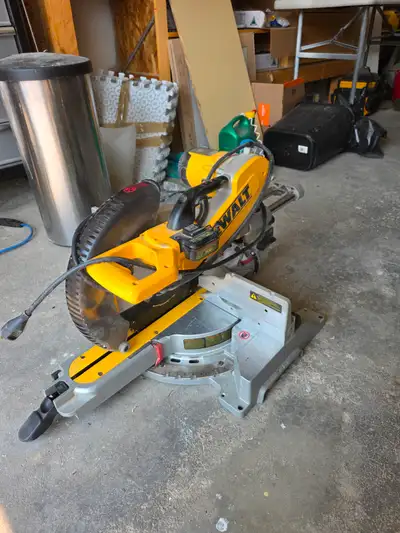 DeWalt 12" DW718 15A Double bevel sliding Compound miter Saw, in excellent condition.