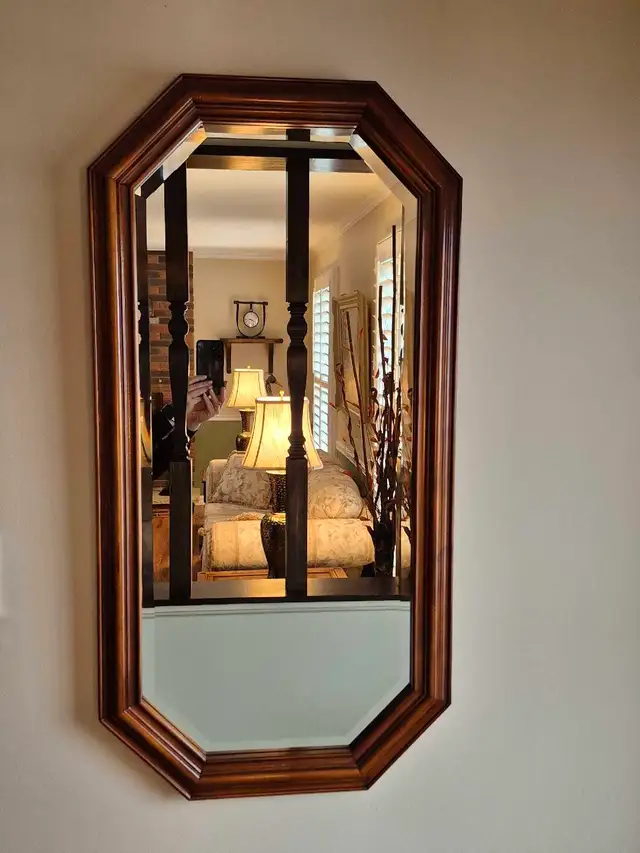 Vintage octagonal mahogany wall mirror in Home Décor & Accents in Ottawa - Image 2