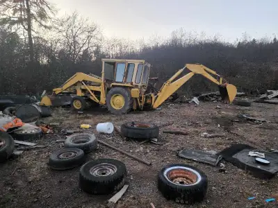This Massey Ferguson backhoe is a project but runs and drives ... has leaks.. looking for trade ......