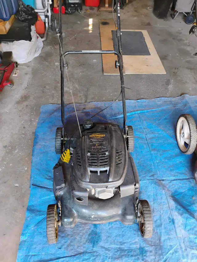 2 Gas-Powered Push Mowers – 21" Cut Width in Lawnmowers & Leaf Blowers in City of Toronto - Image 3