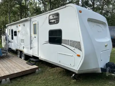 This clean, 2010 KZ Spree 289 Ultra Lite trailer is ready to hit the road or be your cozy seasonal r...