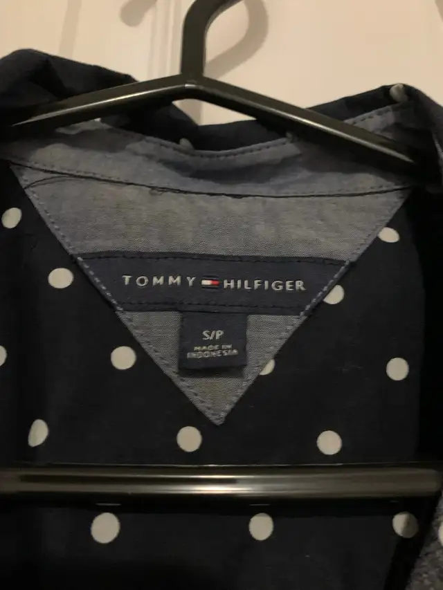 Women’s Tommy HilFiger sleeveless shirt - size S - $25.00 in Women's - Tops & Outerwear in Oshawa / Durham Region - Image 4