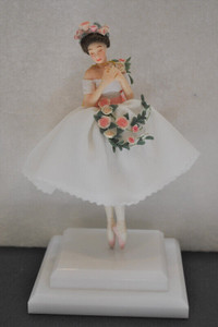 PRETTY BALLERINA STATUETTE