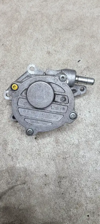 Used in good working shape OM642 Vacuum pump pulled from 2012 GL350 diesel with 130,000km will fit v...