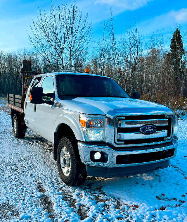 2015 Ford Super Duty F350 SRW XLT 4WD Crew Cab Flat Deck in Cars & Trucks in Edmonton