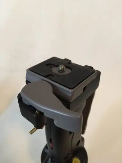 Quick release ball head. Never used 10/10 condition. Manfrotto clone. Located in Stouffville willing...