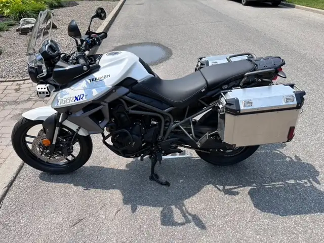 Moto Triumph Tiger 800 XRT in Street, Cruisers & Choppers in Laval / North Shore - Image 3