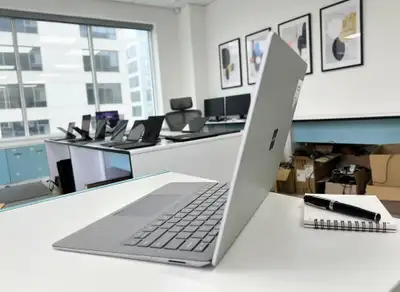 Specifications: Microsoft Surface Laptop 2 ▶︎ Processor: Intel Core i7-8th Gen ▶︎ RAM: 16GB DDR4 ▶︎...